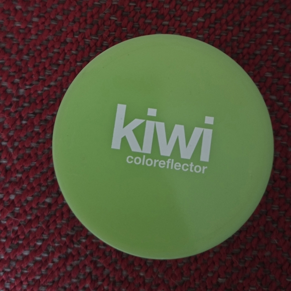 Kiwi Illuminator Polish with Green Lid - Picture 2 of 4